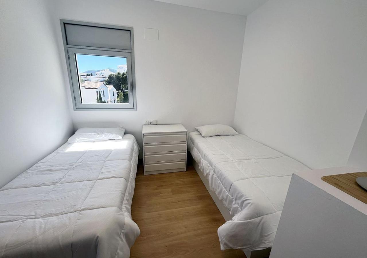2-Bedroom Brand New Apartment Steps From The Beach Llanca Ngoại thất bức ảnh