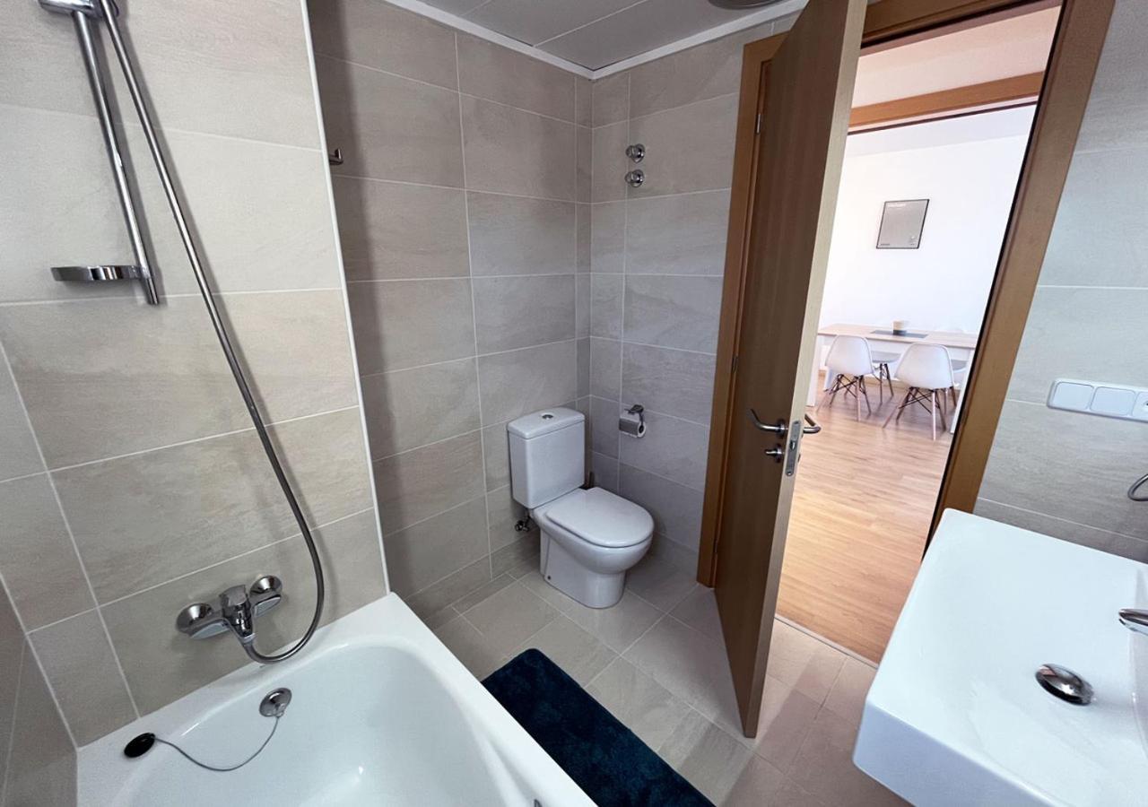 2-Bedroom Brand New Apartment Steps From The Beach Llanca Ngoại thất bức ảnh